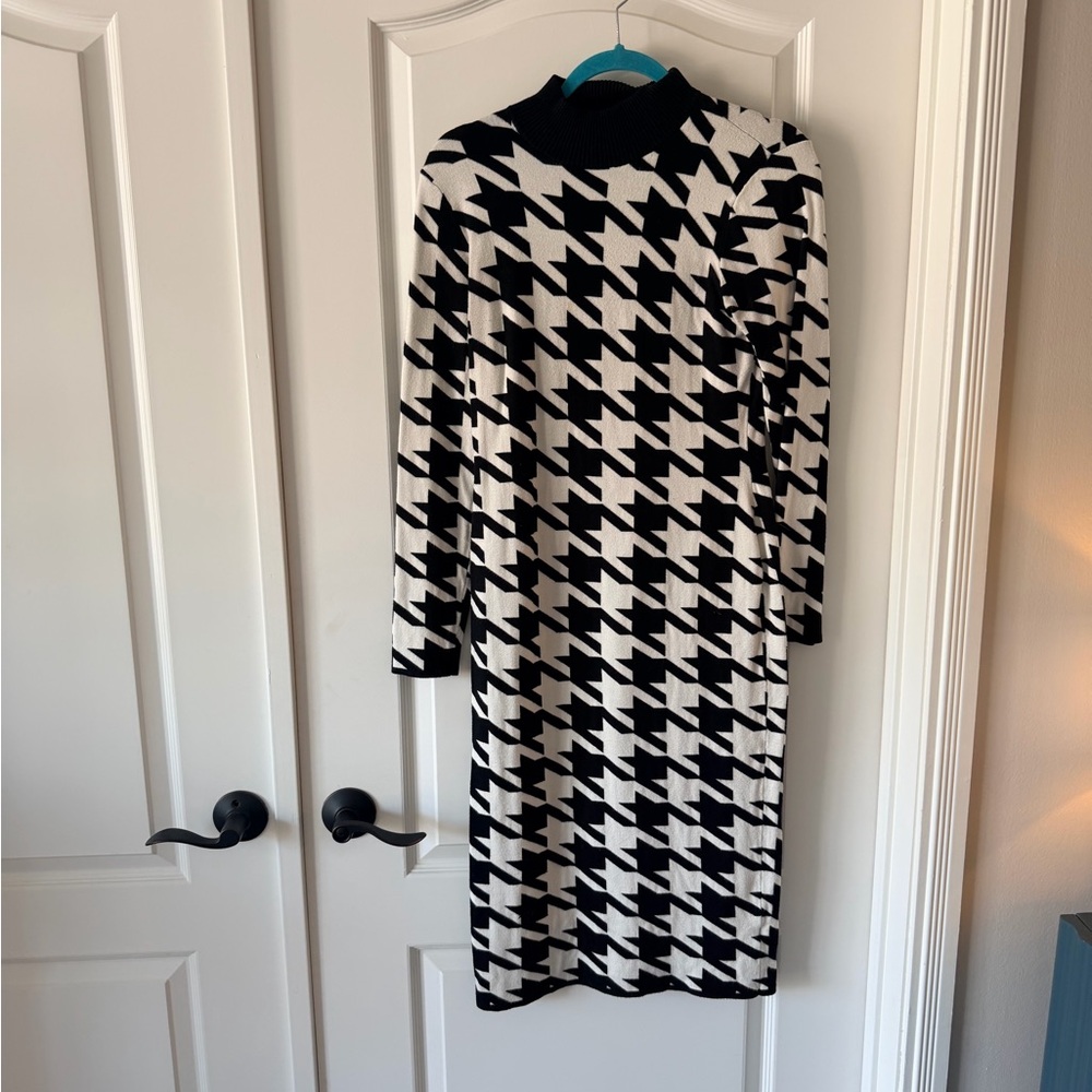 Black & White Houndstooth Long Sleeve Knit Dress